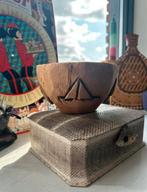 Een kokosnoot met een uitgesneden afbeelding van bootje, Ophalen of Verzenden, Zo goed als nieuw