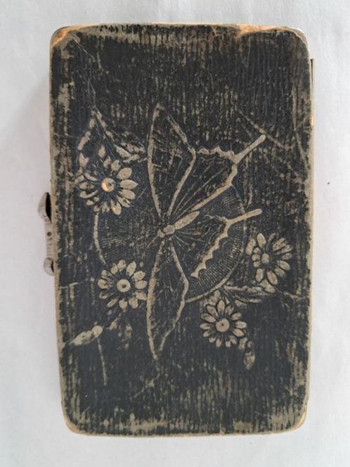 sigaretten-etui curieus karton met ingestanste afbeelding, Verzamelen, Rookartikelen, Aanstekers en Luciferdoosjes, Gebruikt, Ophalen