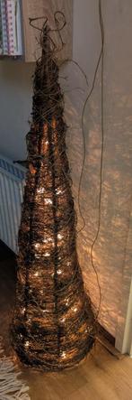Rotan piramide met lampjes, Huis en Inrichting, Lampen | Tafellampen, Ophalen, Gebruikt, 75 cm of meer
