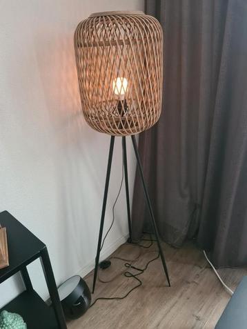 Vloerlamp (rotan) beschikbaar voor biedingen