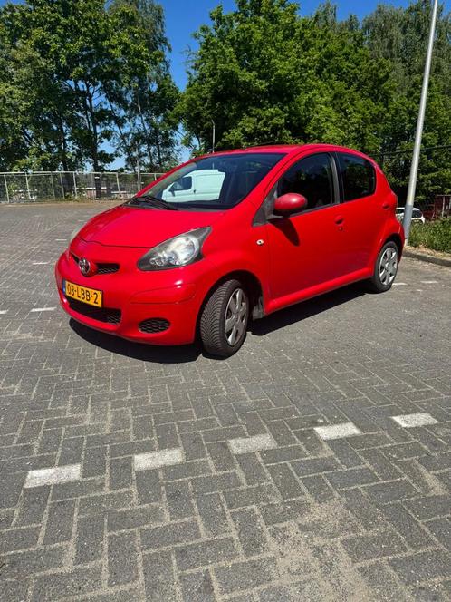 Toyota Aygo 1.0 12V Vvt-i 5DRS 2010 Rood, Auto's, Toyota, Bedrijf, Aygo, Benzine, A, Hatchback, Handgeschakeld, Origineel Nederlands