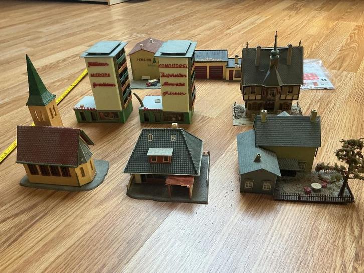 Diverse huisjes (5) + kerk H0 (tekst lezen aub), Hobby en Vrije tijd, Modeltreinen | H0, Gebruikt, Brug, Tunnel of Gebouw, Gelijkstroom of Wisselstroom