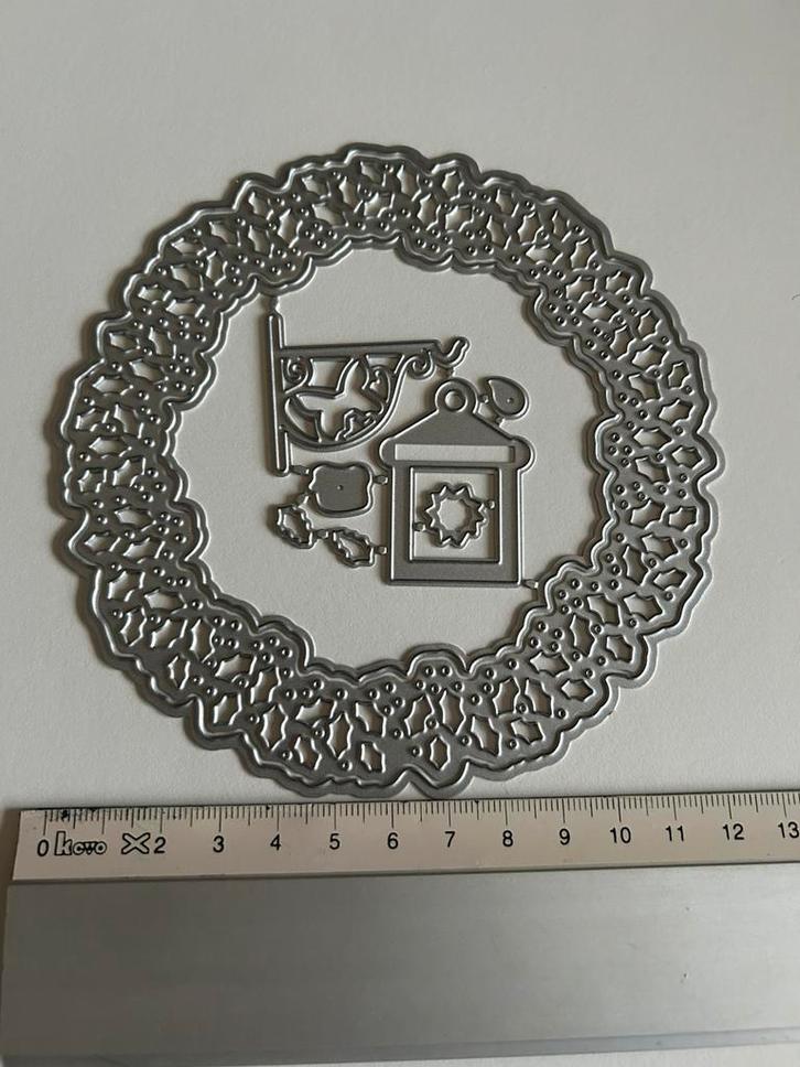 Snijmal rond frame hulstblaadjes en besjes en lantaarn, Hobby en Vrije tijd, Kaarten | Zelf maken, Nieuw, Pons of Mal, Overige thema's