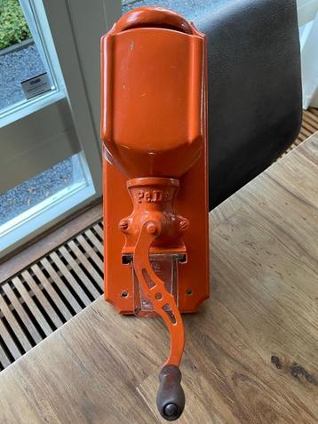 Antieke koffiemolen beschikbaar voor biedingen
