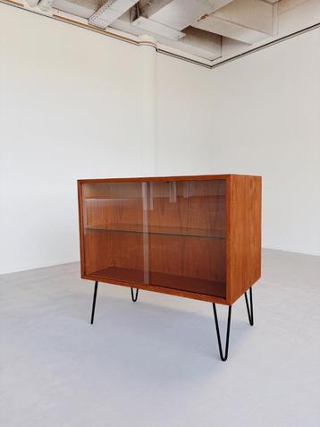 VINTAGE DRESSOIR MET GLAZEN DEUREN EN LEGPLANK | ROOMDIVIDER beschikbaar voor biedingen