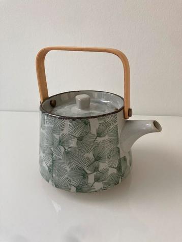 Karakteristieke theepot met bamboehengsel (750 ml) beschikbaar voor biedingen
