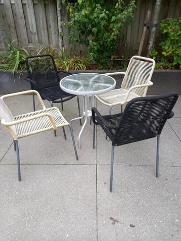 4 tuinstoelen en tafel beschikbaar voor biedingen