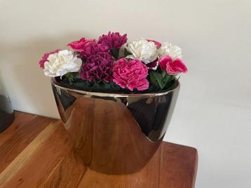 Zilverkleurige vaas met kunstbloemen 30 x 30 x 10 cm beschikbaar voor biedingen