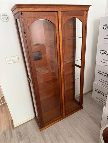 Vintage hoge kast met glazen planken  beschikbaar voor biedingen