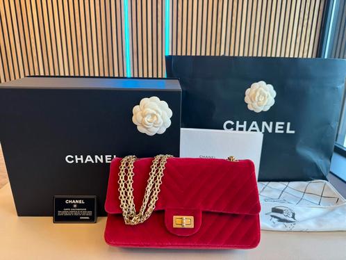 Chanel 2.55 Flap Bag Chevron Red Velvet Golden Chain, Sieraden, Tassen en Uiterlijk, Tassen | Damestassen, Zo goed als nieuw, Handtas