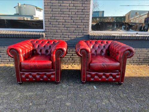 Twee Chesterfield club fauteuils rood GRATIS BEZORGD, Huis en Inrichting, Banken | Voetenbanken en Poefen, Leer, Ophalen of Verzenden