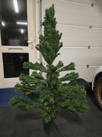 Kerstboom 135 cm hoog beschikbaar voor biedingen