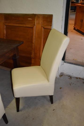 Set van 2witte eetkamerstoelen beschikbaar voor biedingen