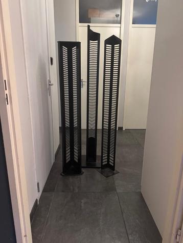 Zwarte CD-torens / CD-rekken (groot, zwaar, staal) beschikbaar voor biedingen