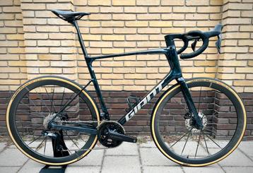 2025 Giant Defy Advanced SL 0 Di2 12s Disc PWM Cadex Max 40 beschikbaar voor biedingen