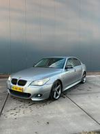 BMW 5-Serie 2.5  523i AUT 2005 Grijs, Auto's, Automaat, Achterwielaandrijving, 1800 kg, Zwart