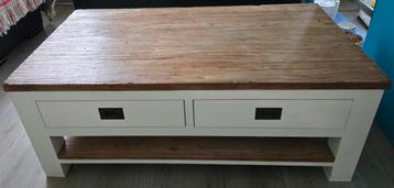 Houten salontafel beschikbaar voor biedingen