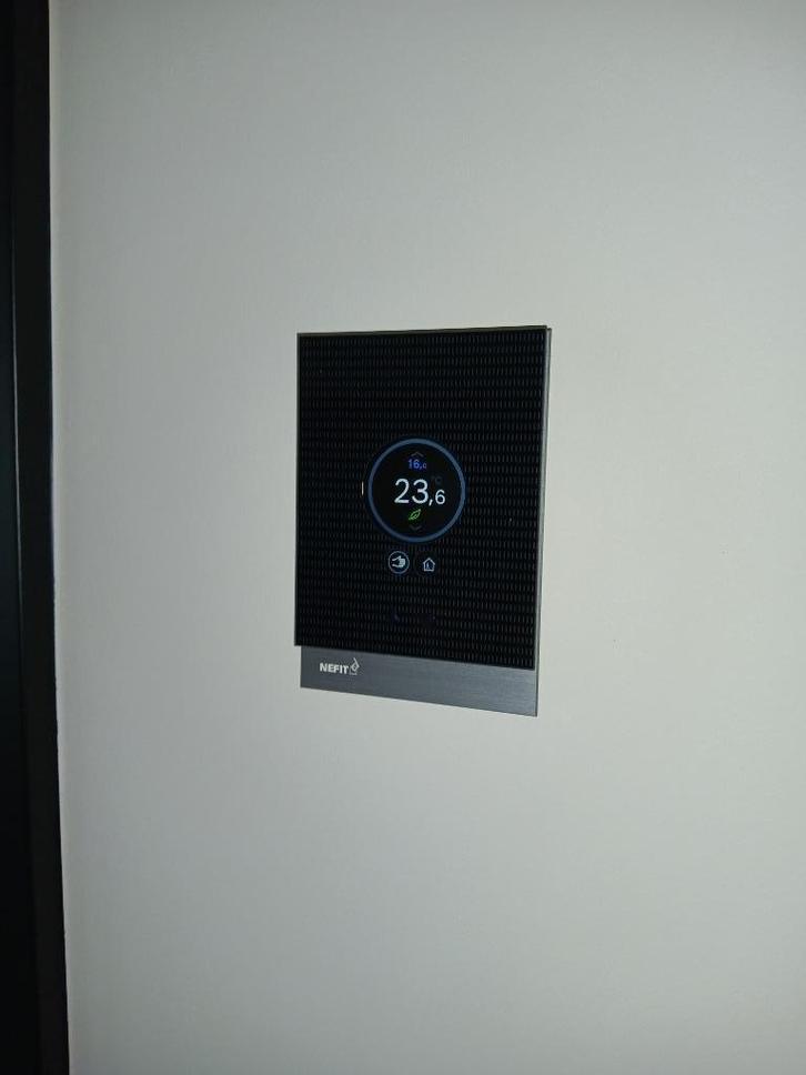 Nefit Easy slimme thermostaat met bosch easycontrole adapter, Doe-het-zelf en Verbouw, Thermostaten, Zo goed als nieuw, Slimme thermostaat