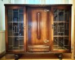 Vintage driedeurs vitrinekast met twee glas in lood deurtjes, Huis en Inrichting, Kasten | Vitrinekasten, Ophalen, Gebruikt, 100 tot 150 cm