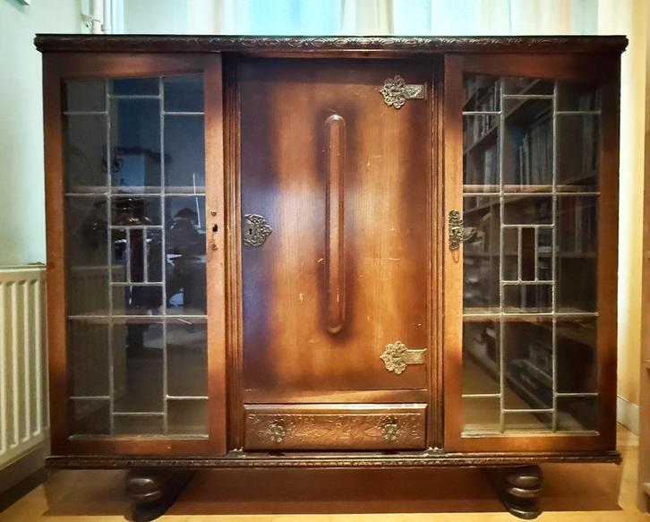 Vintage driedeurs vitrinekast met twee glas in lood deurtjes, Huis en Inrichting, Kasten | Vitrinekasten, Gebruikt, 100 tot 150 cm