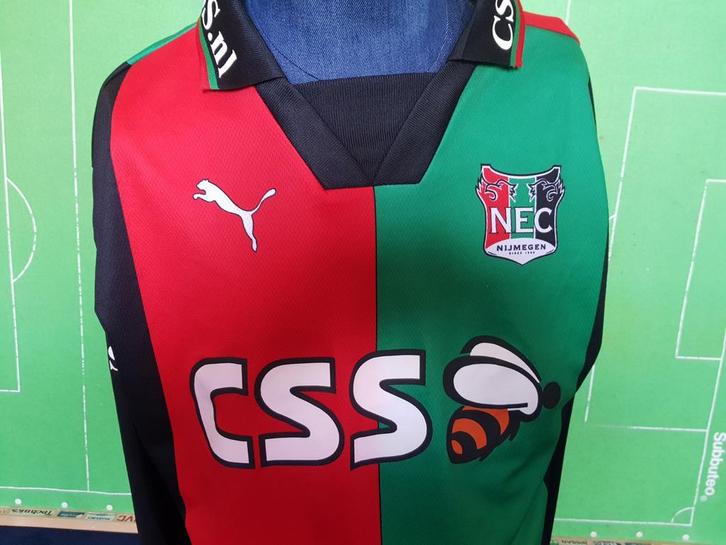 Outfit van oud NEC speler Leiwakabessy, Tickets en Kaartjes, Sport | Voetbal, Eén persoon