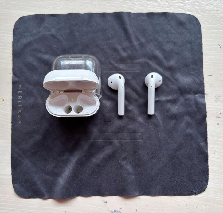 Apple AirPods 2 met klein defect, Telecommunicatie, Mobiele telefoons | Oordopjes, In gehoorgang (in-ear), Bluetooth, Ophalen of Verzenden