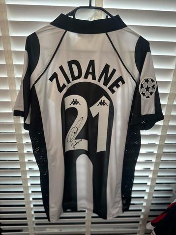 Gesingeerd Zidane shirt beschikbaar voor biedingen
