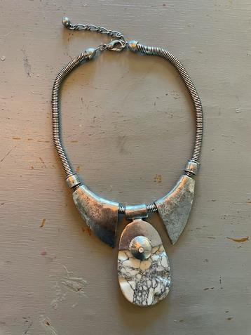 Vintage design moderne zilverkleurige ketting halfedelsteen beschikbaar voor biedingen