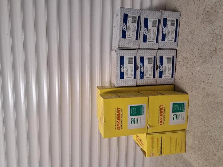 Diversen soorten schroeven en pluggen, Doe-het-zelf en Verbouw, IJzerwaren en Bevestigingsmiddelen, Zo goed als nieuw, Ophalen