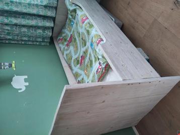 Kinderbed stoer steigerhout  beschikbaar voor biedingen