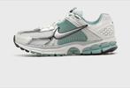 NIKE - ZOOM VOMERO 5 NEWS - Sneakers - Maat 45, Kleding | Heren, Sportkleding, Nieuw, Overige maten, Ophalen of Verzenden, Groen