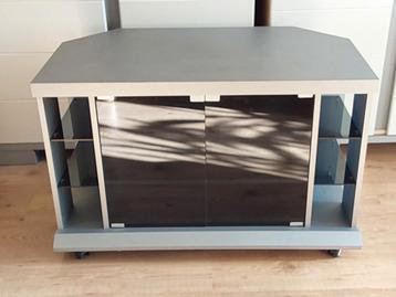Tv kast, verrijdbaar.  beschikbaar voor biedingen