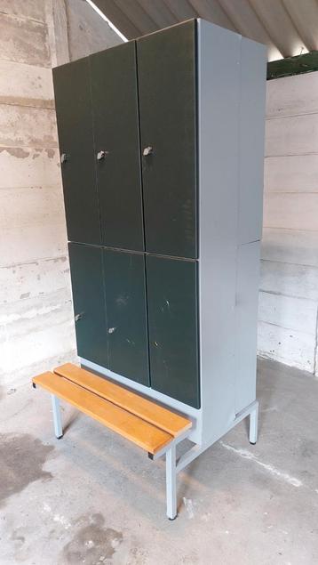 Lockerkast met houten bank industrieel beschikbaar voor biedingen