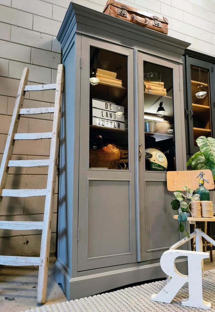 Vintage/Brocante grijze buffetkast, Landelijke vitrinekast, Huis en Inrichting, Kasten | Buffetkasten, Zo goed als nieuw, 200 cm of meer
