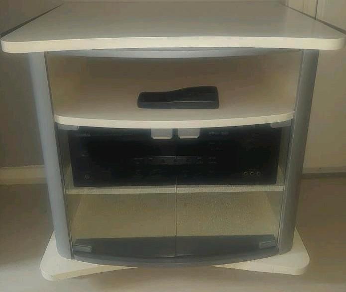 Wit met zilver tv radio kastje met glazen deurtjes, Huis en Inrichting, Kasten | Televisiemeubels, Zo goed als nieuw, Minder dan 100 cm