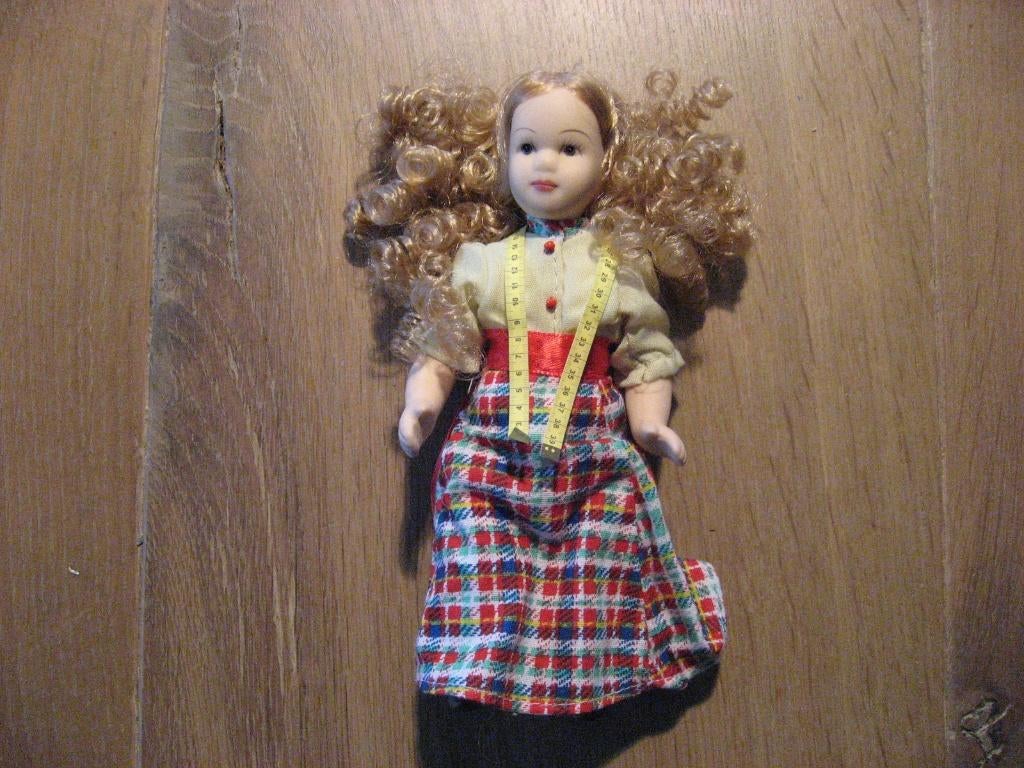 mooi porseleinen naaister popje met meetlintje, Verzenden, Nieuw, Pop