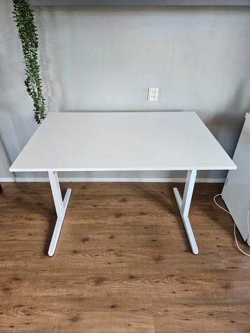 In hoogte verstelbaar zitbureau Ahrend 120x80 cm wit beschikbaar voor biedingen