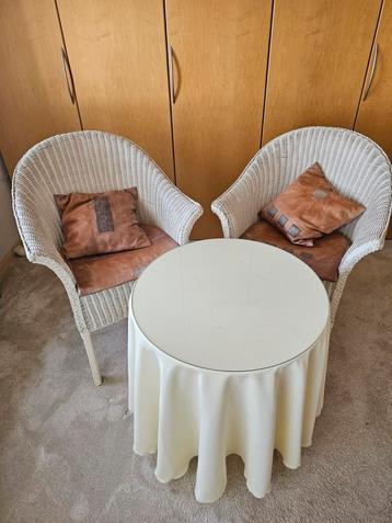 Rieten zitje inclusief tafel met glasplaat en kleed beschikbaar voor biedingen