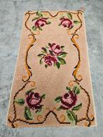 Vintage wol Handgemaakt Smyrna tapijt floral roses 68x119cm, 100 tot 150 cm, Smyrna vintage oosters Retro hype, Zo goed als nieuw