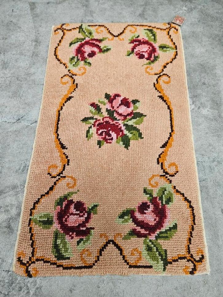 Vintage wol Handgemaakt Smyrna tapijt floral roses 68x119cm, Huis en Inrichting, Stoffering | Tapijten en Kleden, Zo goed als nieuw