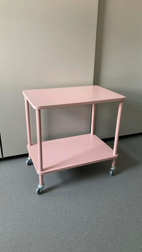 2 stuks roze tafeltjes/nachtkastjes op wielen, Huis en Inrichting, Tafels | Bijzettafels, Gebruikt, Rechthoekig, 45 tot 60 cm