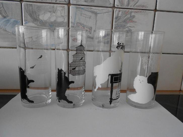 4 glazen met afbeelding poezen vintage, Huis en Inrichting, Keuken | Servies, Gebruikt, Glas of Glazen, Overige stijlen, Glas