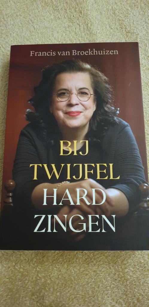 Francis van Broekhuizen - Bij twijfel hard zingen, Boeken, Overige Boeken, Zo goed als nieuw, Ophalen of Verzenden