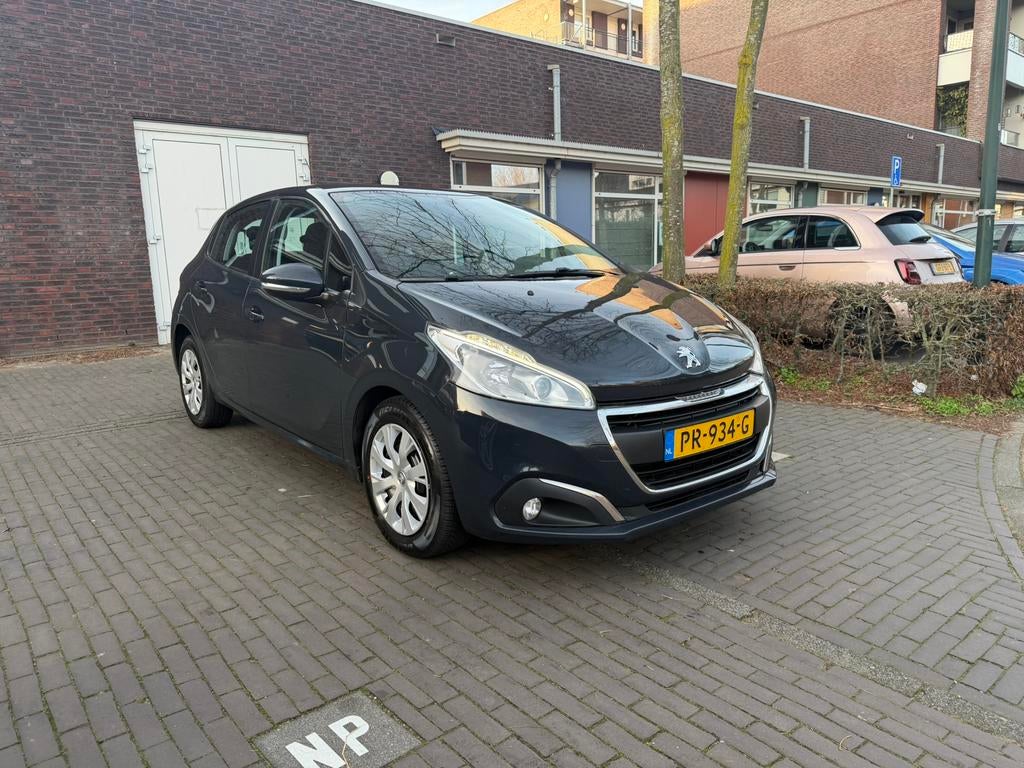 Peugeot 208 1.6 Bluehdi Blue Lease 2017 Apple CarPlay/Airco, Auto's, Peugeot, Voorwielaandrijving, 590 kg, 410 kg, 74 pk