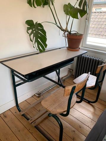 Vintage schoolbank bureau beschikbaar voor biedingen