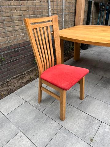 4 eiken eetkamerstoelen met rode zitting  beschikbaar voor biedingen