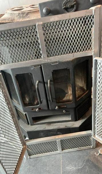 Sfeervolle houtkachel, robuust en klaar voor gebruik beschikbaar voor biedingen