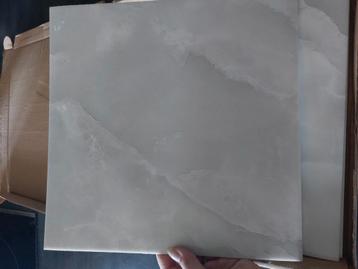 Marmerlook plaktegels 30x30cm ongeveer 2mm dik beschikbaar voor biedingen