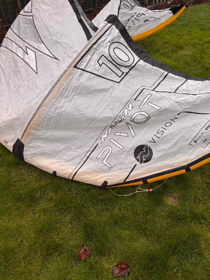 Naish (Nvision) pivot 2025 10 & 8m + sync bar, Watersport en Boten, Kitesurfen, Gebruikt, 10 m², Geen board, Ophalen of Verzenden