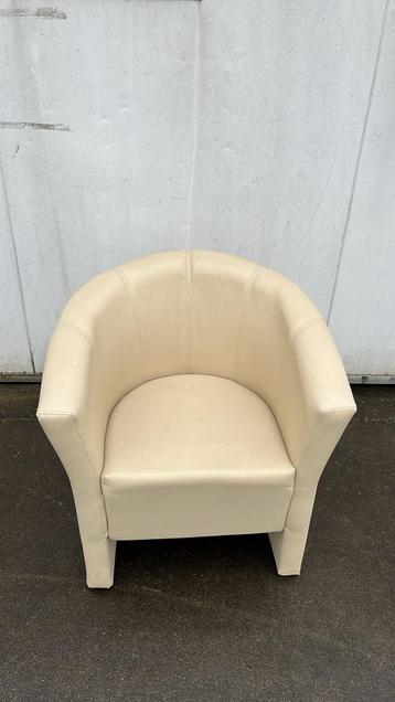 1 luxe fauteuil Beige kunstleder cafe restaurant receptie beschikbaar voor biedingen